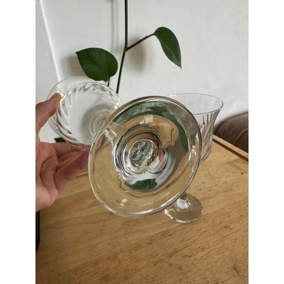 Two Large glass swirled drinkware - Picture 7 of 7